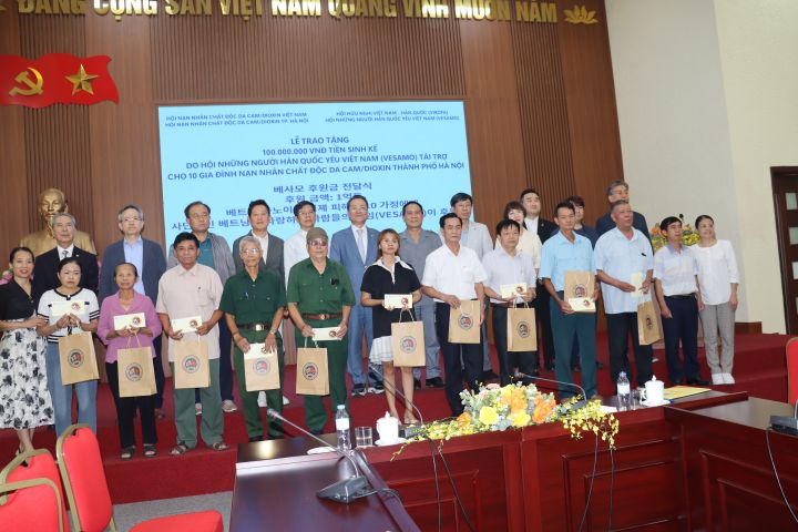 Hội những người Hàn Quốc yêu Việt Nam trao tặng tiền xây nhà và hỗ trợ vốn sinh kế   