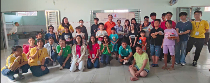 Chi nhánh Công ty TNHH Du lịch và Thương mại Hoàng Trà cùng đoàn khách Hồng Kông thăm và tặng quà cho nạn nhân chất độc da cam 