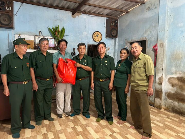 Hội CCB phường Phan Thiết: Tặng quà cho NNCĐDC và thương binh