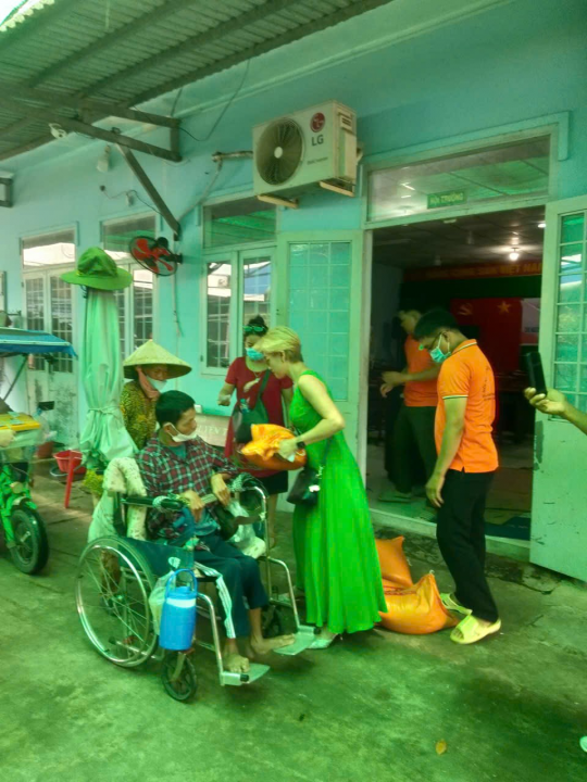 Phường Sóc Trăng trao tặng quà cho nạn nhân chất độc da cam