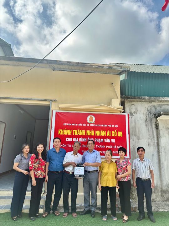 Thành hội Hà Nội: Bàn giao nhà tình nghĩa cho nạn nhân chất độc da cam