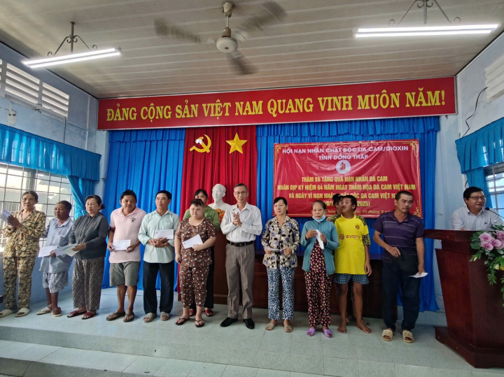 Tỉnh hội Đồng Tháp: Tặng quà nạn nhân chất độc da cam nhân dịp 10/8