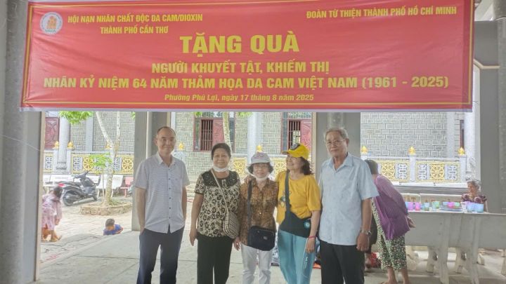 Thành hội Cần Thơ: Tặng quà cho nạn nhân chất độc da cam dịp 10/8