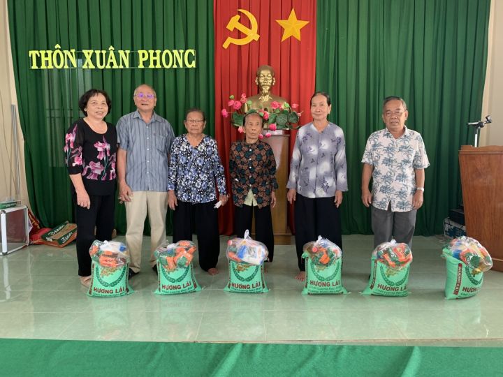 Phường Bình Thuận (Lâm Đồng) trao quà cho nạn nhân chất độc da cam