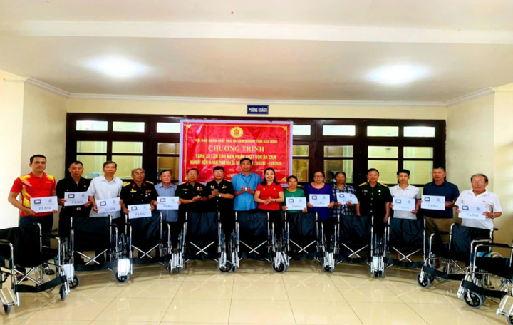 Tỉnh hội Bắc Ninh trao tặng xe lăn cho nạn nhân chất độc da cam dịp 10/8
