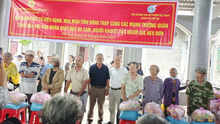 Thành hội Cần Thơ: Tặng quà cho nạn nhân chất độc da cam và người khuyết tật