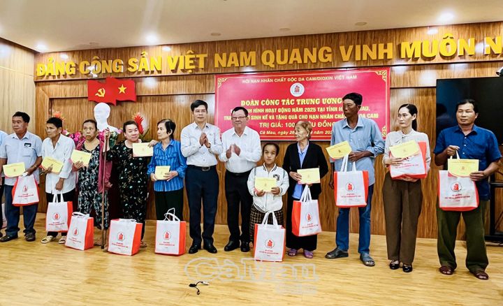 Hơn 100 triệu đồng tiếp sức cho nạn nhân chất độc da cam tỉnh Cà Mau   