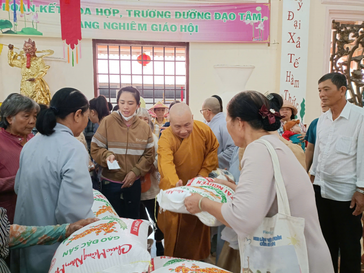 Chùa Hưng Long, Tây Ninh tặng quà nạn nhân chất độc da cam