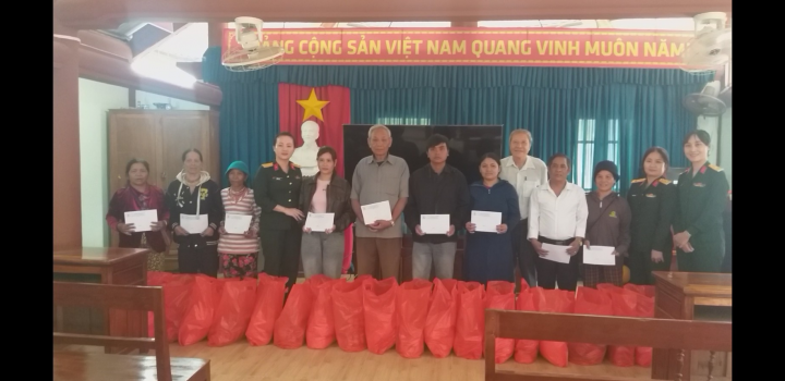 Thăm và tặng quà cho nạn nhân chất độc da cam nhân kỷ niệm 51 năm Ngày giải phóng Huế