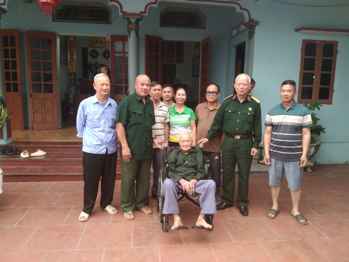Hội Trường Sơn tỉnh Thái Nguyên tặng xe lăn cho nạn nhân chất độc da cam