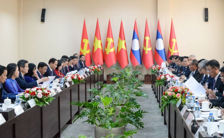 Thường trực Ban Bí thư Trần Cẩm Tú hội đàm với Thường trực Ban Bí thư Trung ương Đảng Nhân dân Cách mạng Lào