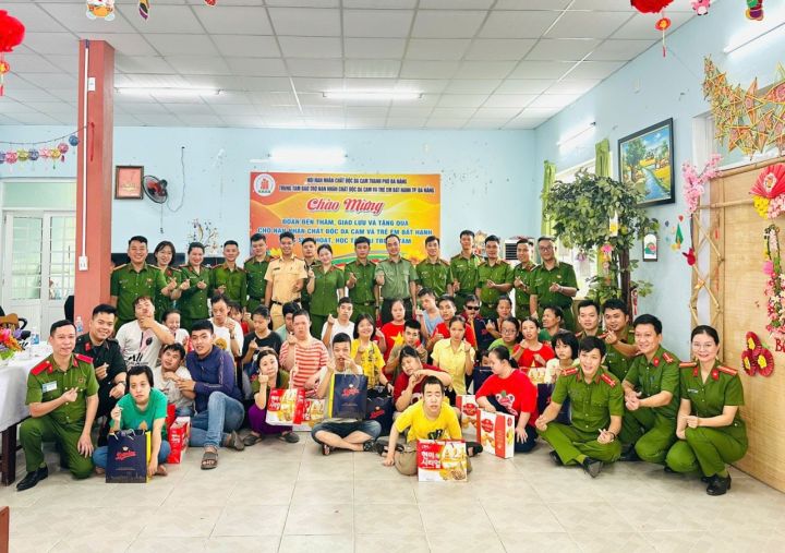 Đoàn viên Công an Đà Nẵng giao lưu với nạn nhân chất độc da cam