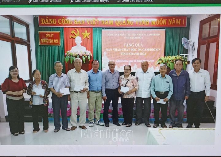 Trao 50 triệu đồng hỗ trợ nạn nhân chất độc da cam tỉnh Khánh Hòa