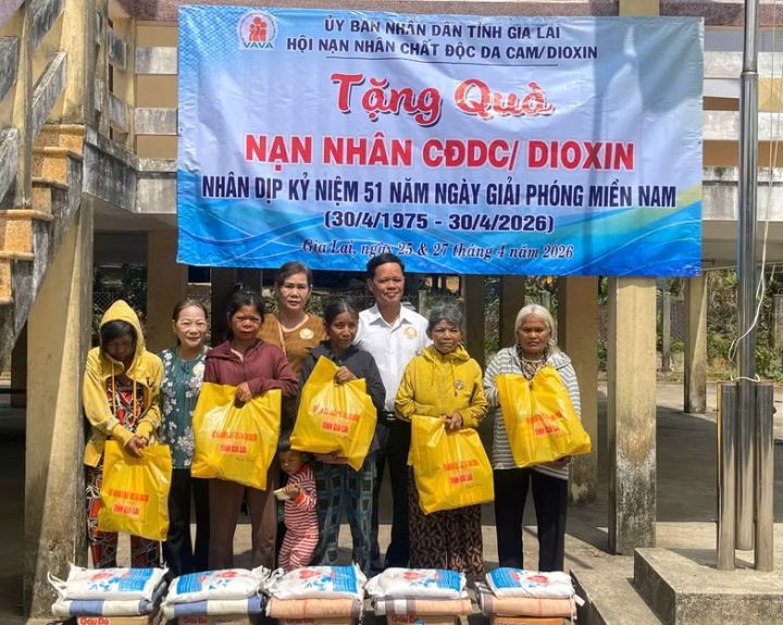 Hội Gia Lai tặng quà nạn nhân chất độc da cam ở Canh Liên, Vĩnh Sơn