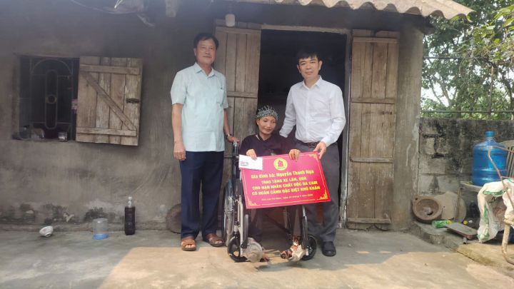Gia đình bà Nguyễn Thanh Nga tặng xe lăn, tiền mặt cho nạn nhân chất độc da cam đặc biệt khó khăn tại Ninh Bình