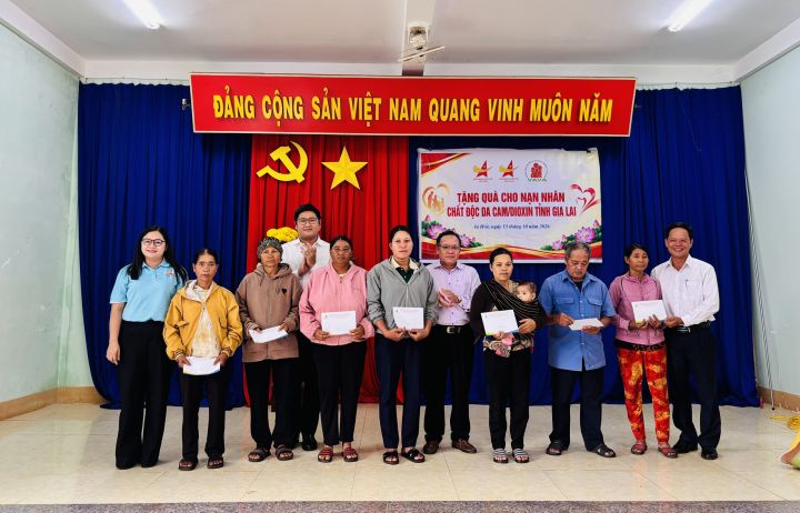 Hội Doanh nhân trẻ tỉnh Gia Lai tặng quà cho nạn nhân chất độc da cam