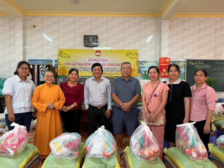 Tặng quà cho nạn nhân chất độc da cam, hộ nghèo và người bị bệnh nặng