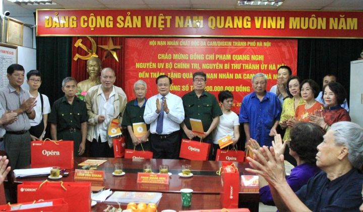 Đồng chí Phạm Quang Nghị, nguyên Ủy viên Bộ Chính trị, nguyên Bí thư Thành ủy Hà Nội thăm và tặng quà nạn nhân chất độc da cam   