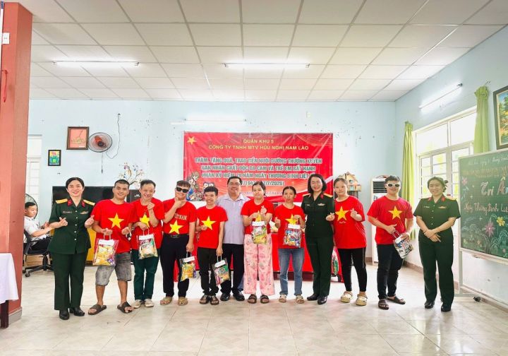 Tặng quà cho nạn nhân chất độc da cam nhân Ngày Thương binh - Liệt sĩ 27-7