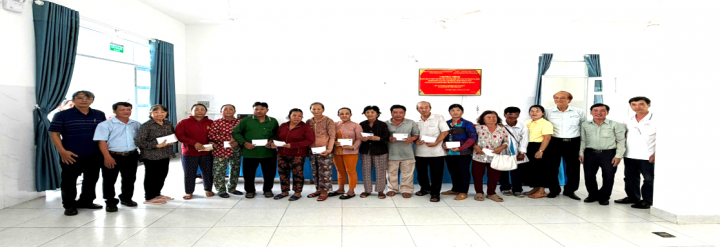 Bà Nguyễn Thị Út thăm, tặng quà nạn nhân chất độc da cam và người khuyết tật tại tỉnh Vĩnh Long