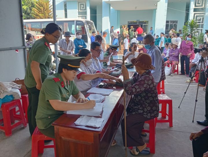 Xã Hiệp Hòa, tỉnh Tây Ninh: Khám, chữa bệnh miễn phí, trao quà cho nạn nhân chất độc da cam