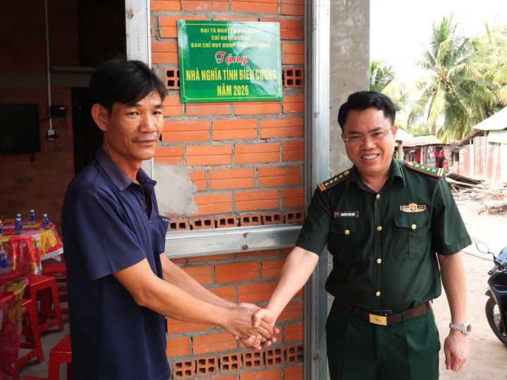 Trao nhà “Nghĩa tình biên cương”, tri ân gia đình chính sách