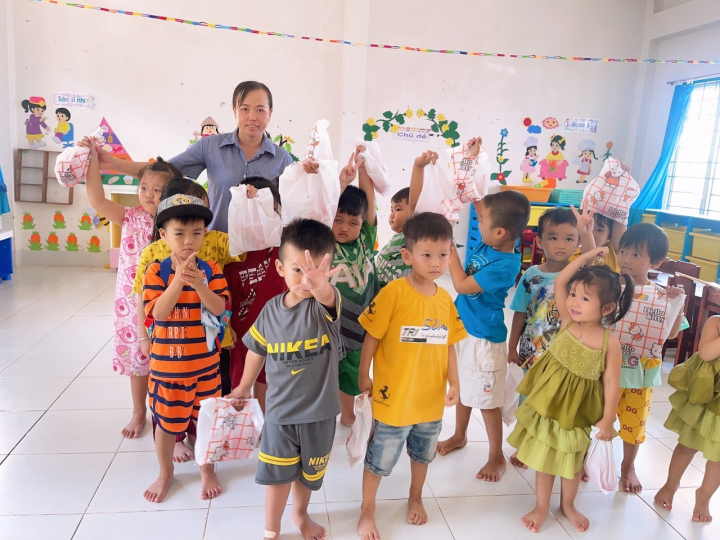 Hội xã Thạnh Phước tổ chức Tết Trung thu cho các em thiếu nhi