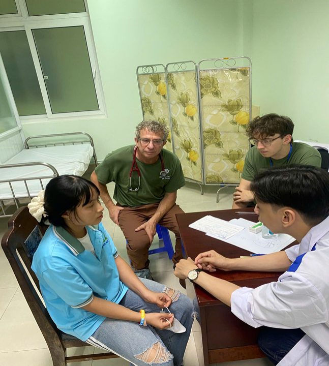 Medical Outreach of America (MOA) – USA provides free medical examination and medicine for Agent Orange victims in Da Nang