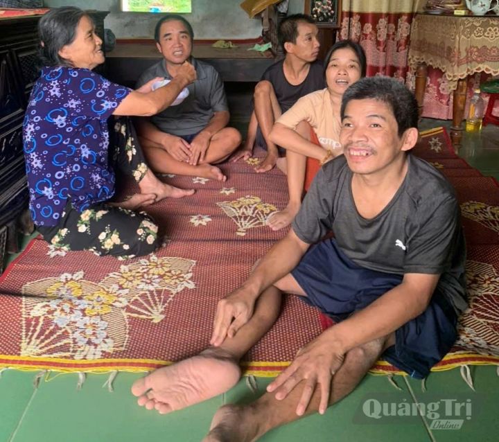 Mẹ già và bốn người con nạn nhân chất độc da cam