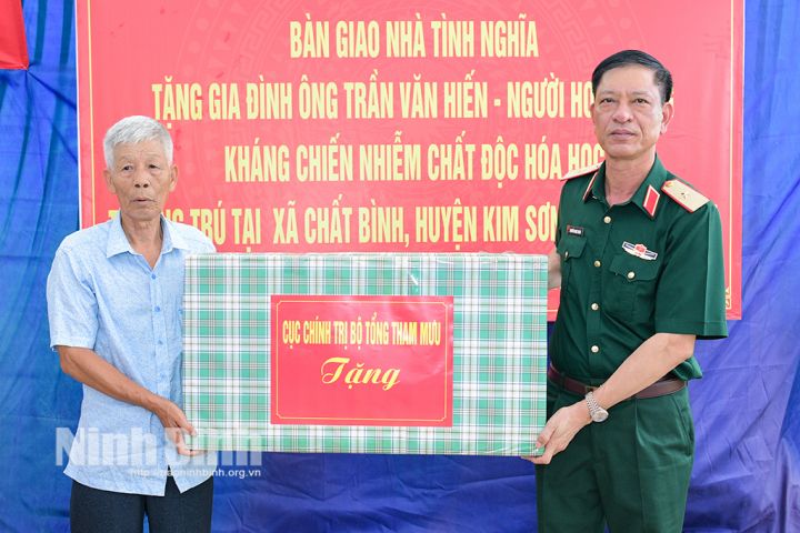 Cục Gìn giữ hòa bình Việt Nam khánh thành và bàn giao Nhà tình nghĩa tại huyện Kim Sơn