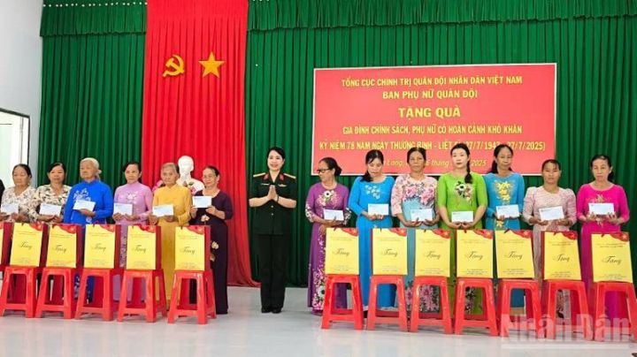 Ban Phụ nữ Quân đội, tặng quà cho gia đình chính sách tại Vĩnh Long