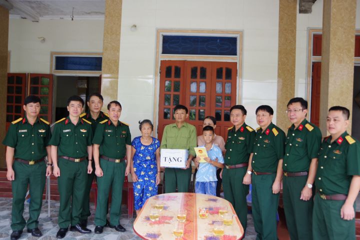 Quân khu 4: Thăm hỏi, tặng quà trẻ khuyết tật, mắc bệnh hiểm nghèo nhân dịp Tết trung thu