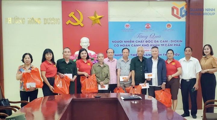 Tặng quà cho người nhiễm chất độc da cam/dioxin tại thành phố Cẩm Phả