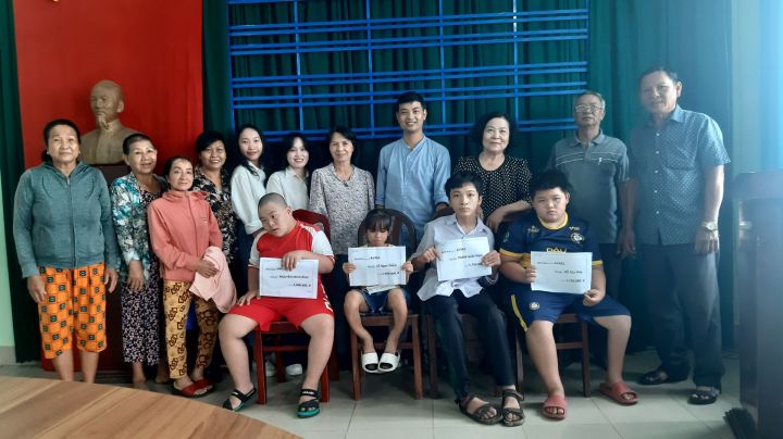 Hội Bảo trợ trẻ em Việt Nam nhiễm Dioxin: Trao tiền hỗ trợ cho trẻ em nhiễm chất độc da cam/dioxin tại huyện Bến Cầu 