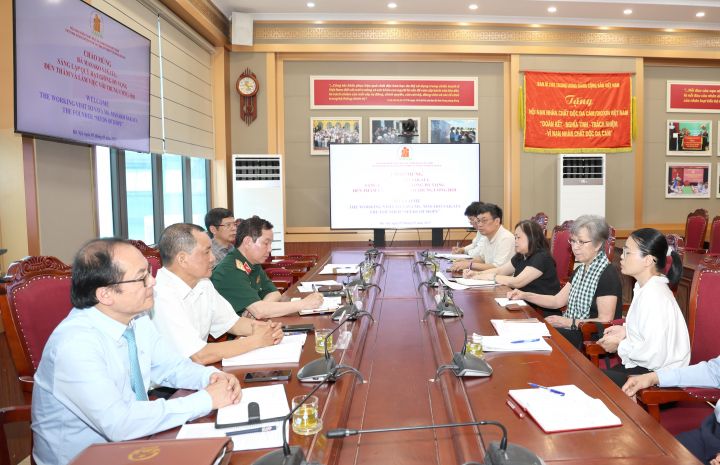 Bà Masako Sakata trao tiền hỗ trợ nạn nhân chất độc da cam