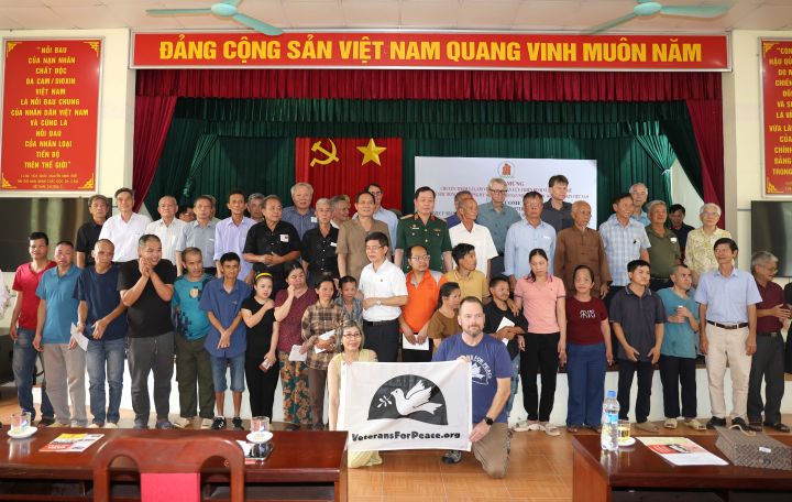 Đoàn Cựu chiến binh Mỹ vì hòa bình thăm Trung tâm Bảo trợ xã hội nạn nhân chất độc da cam Việt Nam