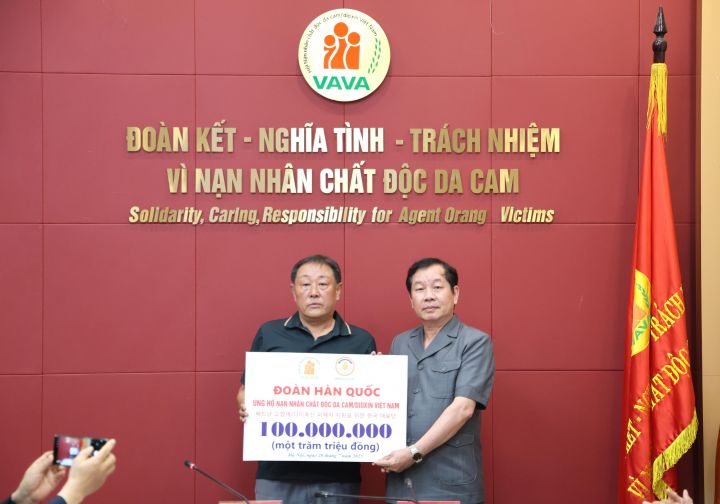 Công ty TNHH International Agent Orange Foundation tặng quà nạn nhân chất độc da cam Việt Nam