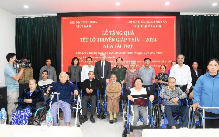 Lieutenant General Nguyen Huu Chinh and Head of the Wallonie-Bruxelles Delegation present gifts in Quang Tri