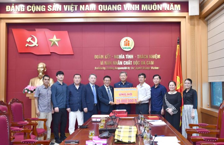 Hội Cựu chiến binh thương tật Hàn Quốc trao tiền hỗ trợ NNCĐDC Việt Nam