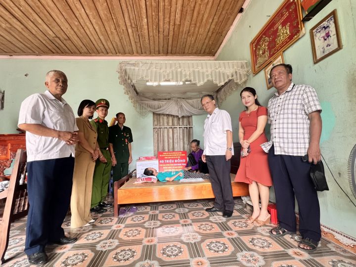 Trao tiền hỗ trợ cho nạn nhân chất độc da cam