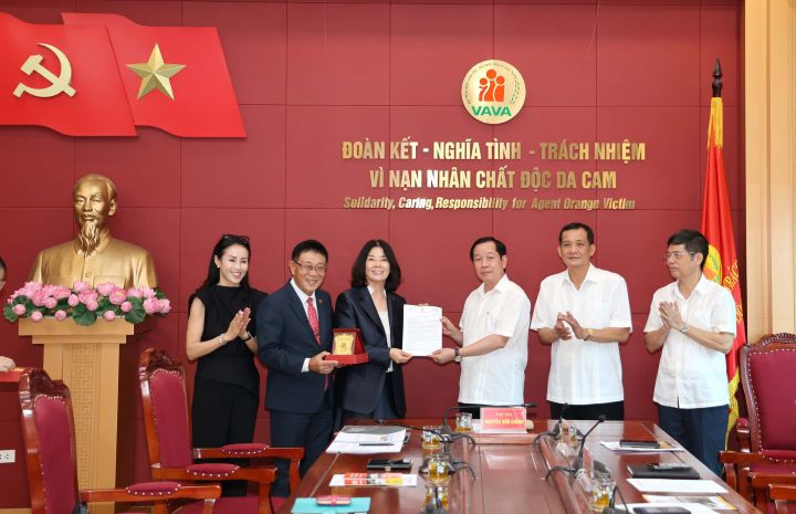 Quỹ thiện nguyện Bom Foundation (Hàn Quốc) ủng hộ NNCĐDC Việt Nam