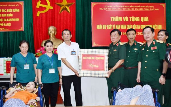 MOD visits and presents gifts to Hanoi Center for Care, Nurturing and Treatment of Victims of Agent Orange/Dioxin