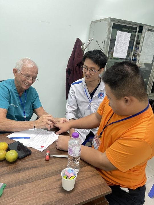 Tổ chức Medical Outreach of America (MOA) - Hoa Kỳ khám bệnh cho nạn nhân chất độc da cam Đà Nẵng