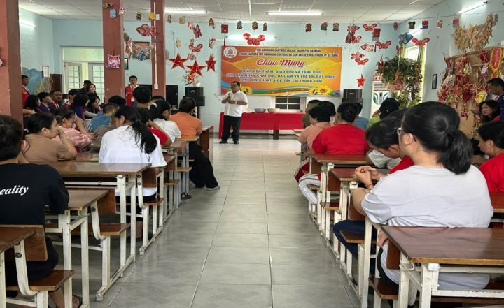 Đoàn khách nước ngoài thăm, giao lưu và tặng quà cho nạn nhân chất độc da cam Đà Nẵng