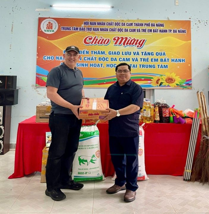 Trường Đại học Witwatersrand thăm quà nạn nhân chất độc da cam thành phố Đà Nẵng