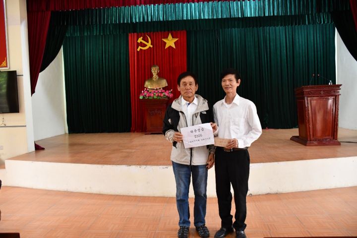 Hiệp hội Cựu chiến binh Hàn Quốc thăm tặng quà nạn nhân chất độc da cam