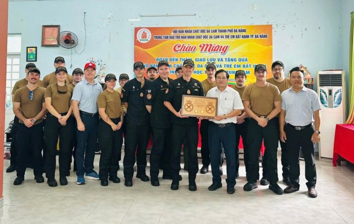 Đoàn Sĩ quan và thủy thủ tàu Hải quân Canada giao lưu cùng nạn nhân chất độc da cam Đà Nẵng