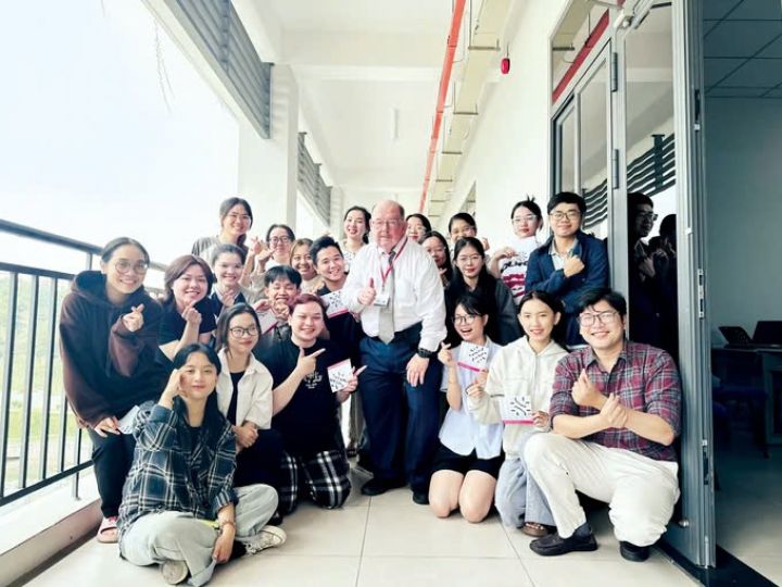 Cựu binh Mỹ và hành trình truyền lửa yêu thương