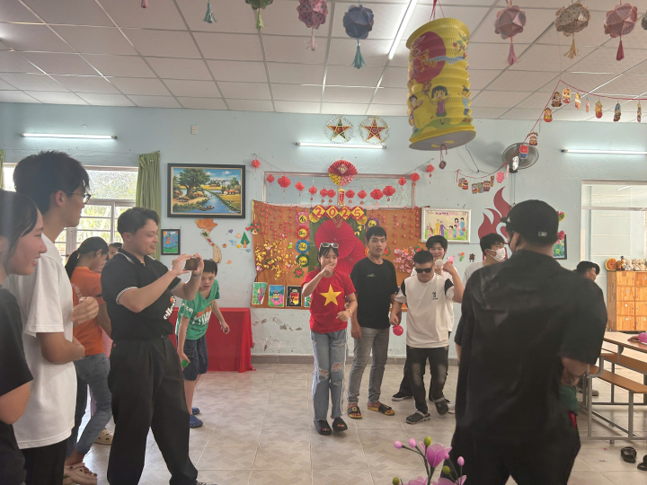 Học sinh trường Kisarazu Sogo koto gakkou - Nhật Bản  Giao lưu với NNCĐDC thành phố Đà Nẵng