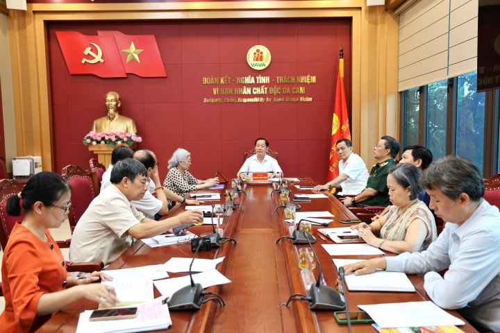 Central Committee of the Association Receives and Works with Ms. Tran To Nga